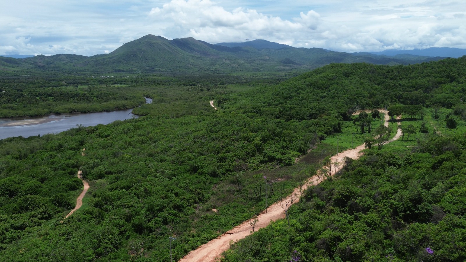 Vista aérea del paisaje montañoso y senderos naturales