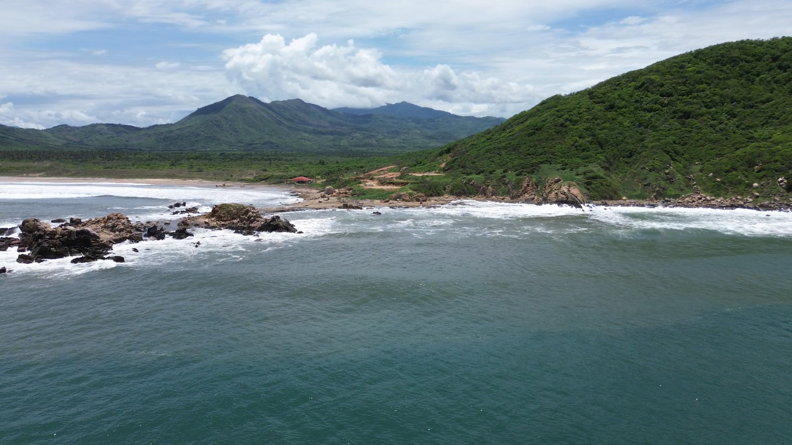 Costa prístina con aguas cristalinas y formaciones rocosas