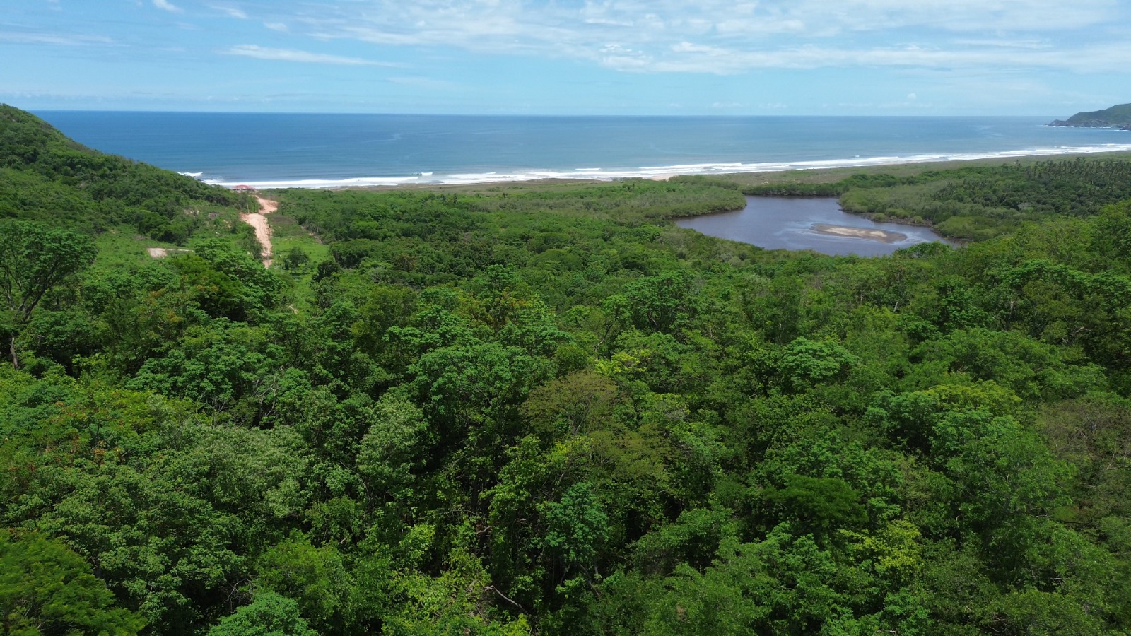 Encuentro entre selva, laguna y océano en perfecta armonía