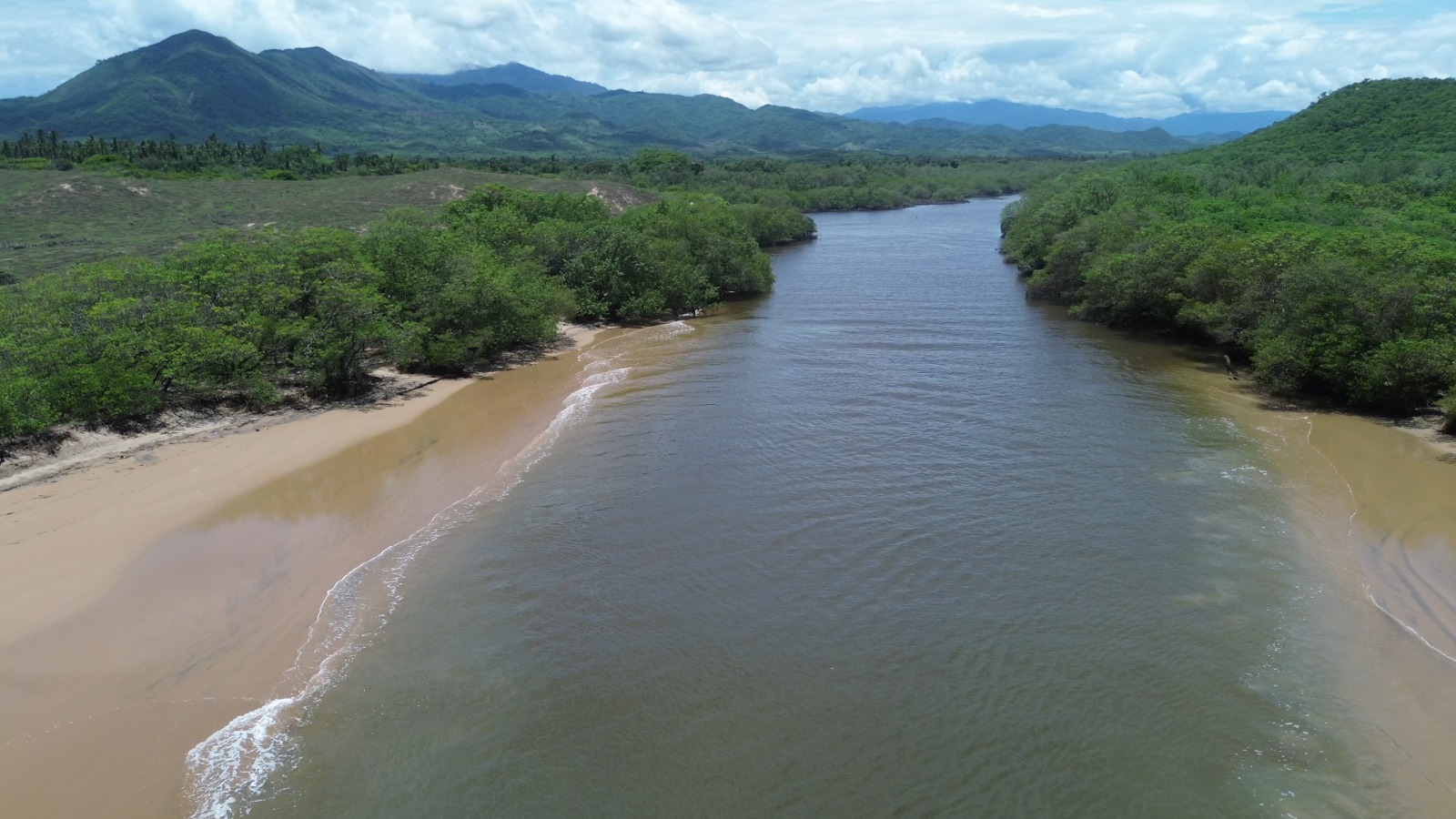 Desembocadura del río en el océano con playas vírgenes